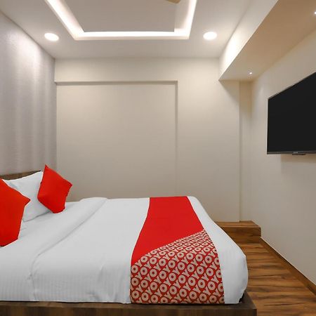 Oyo Hotel Shree Niwas 阿穆达巴 外观 照片
