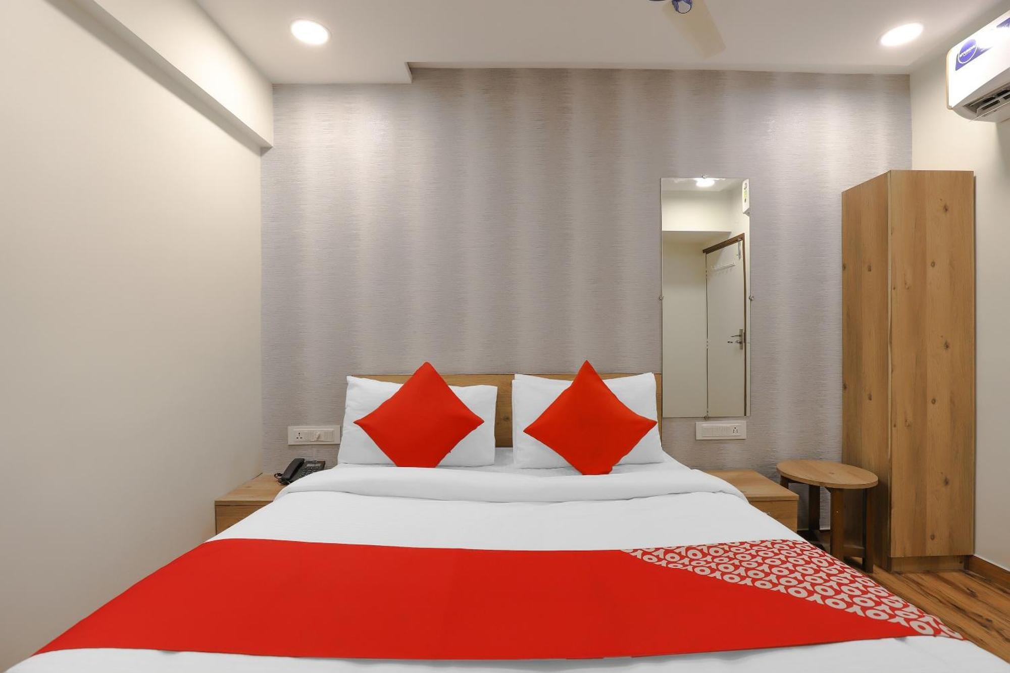 Oyo Hotel Shree Niwas 阿穆达巴 外观 照片