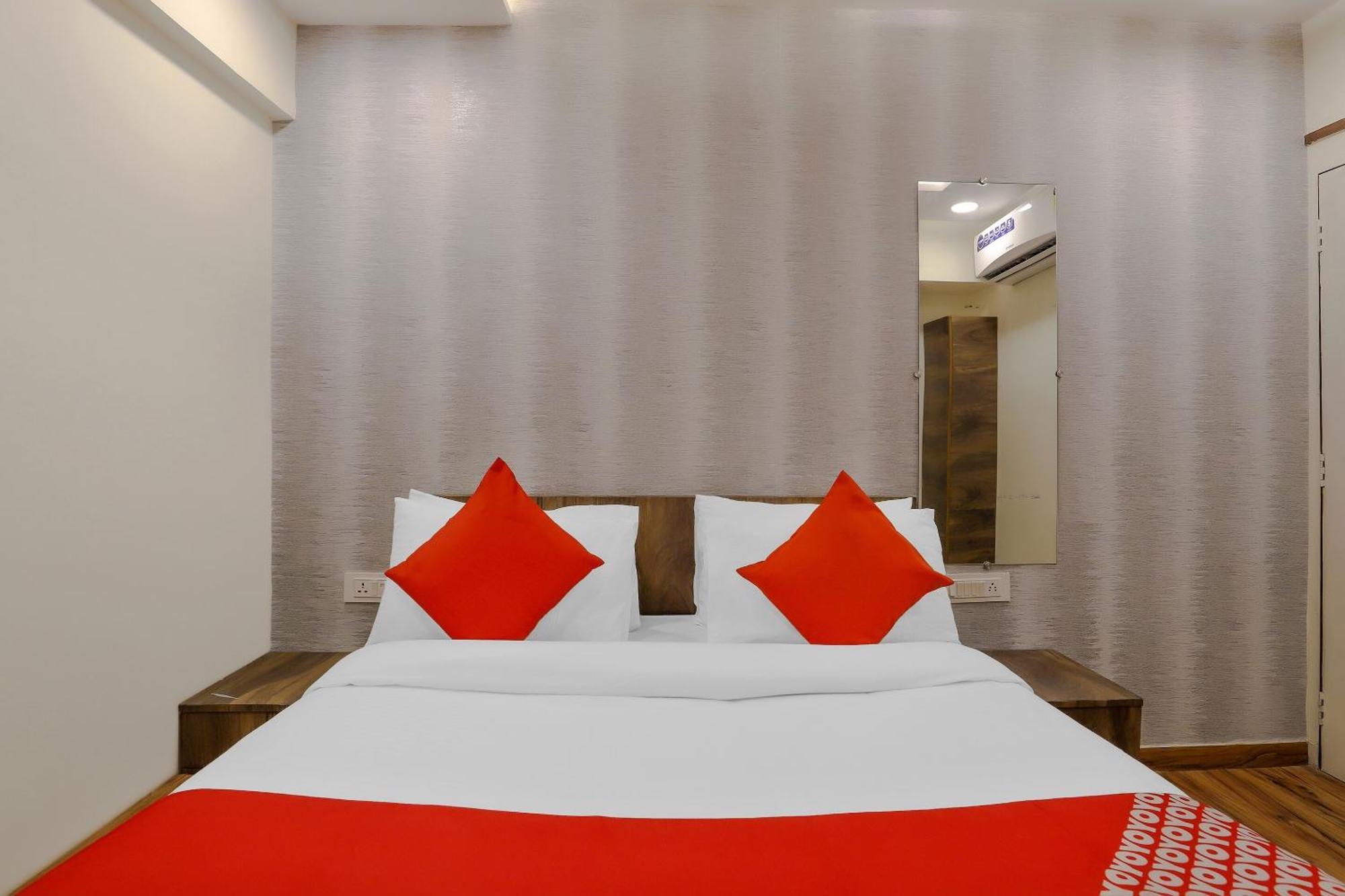 Oyo Hotel Shree Niwas 阿穆达巴 外观 照片
