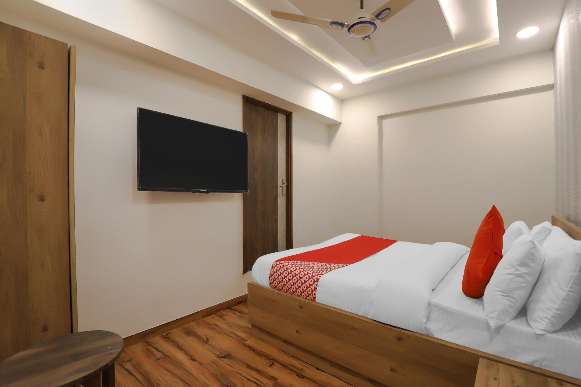 Oyo Hotel Shree Niwas 阿穆达巴 外观 照片