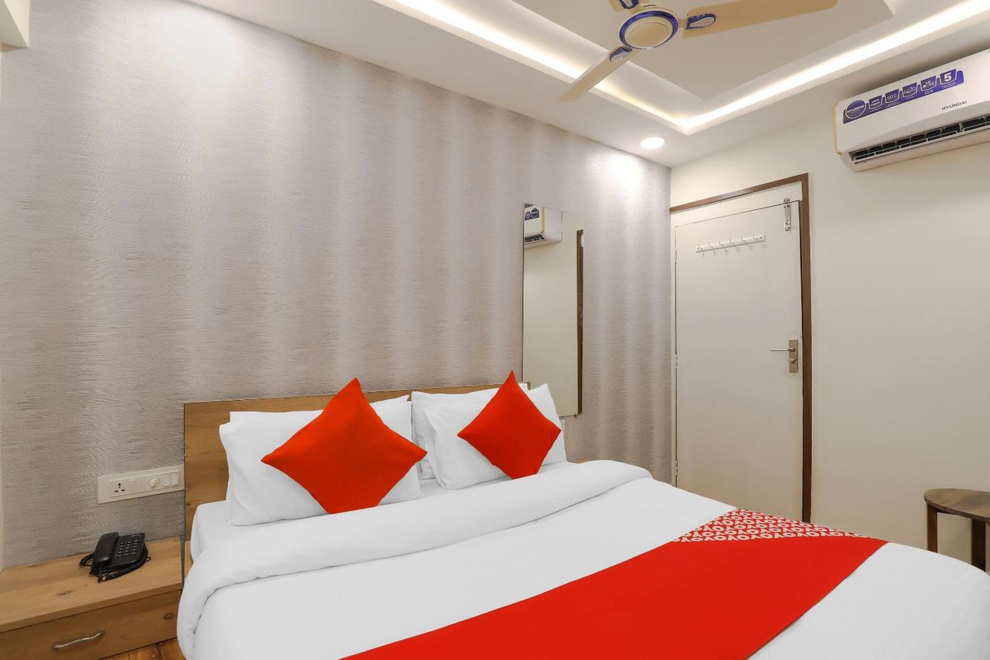 Oyo Hotel Shree Niwas 阿穆达巴 外观 照片