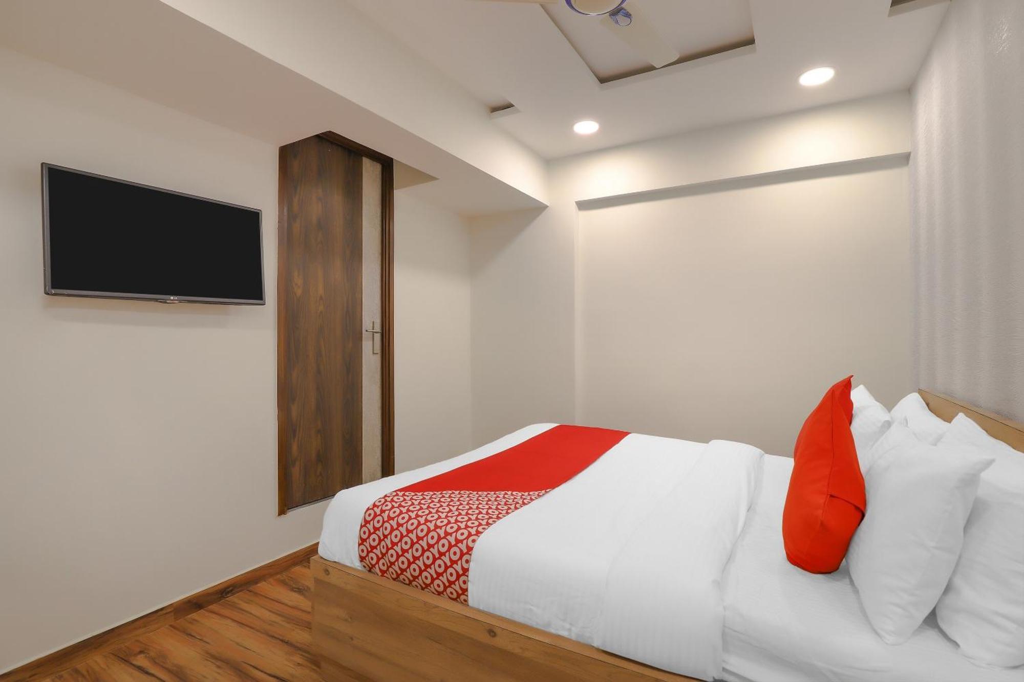 Oyo Hotel Shree Niwas 阿穆达巴 外观 照片