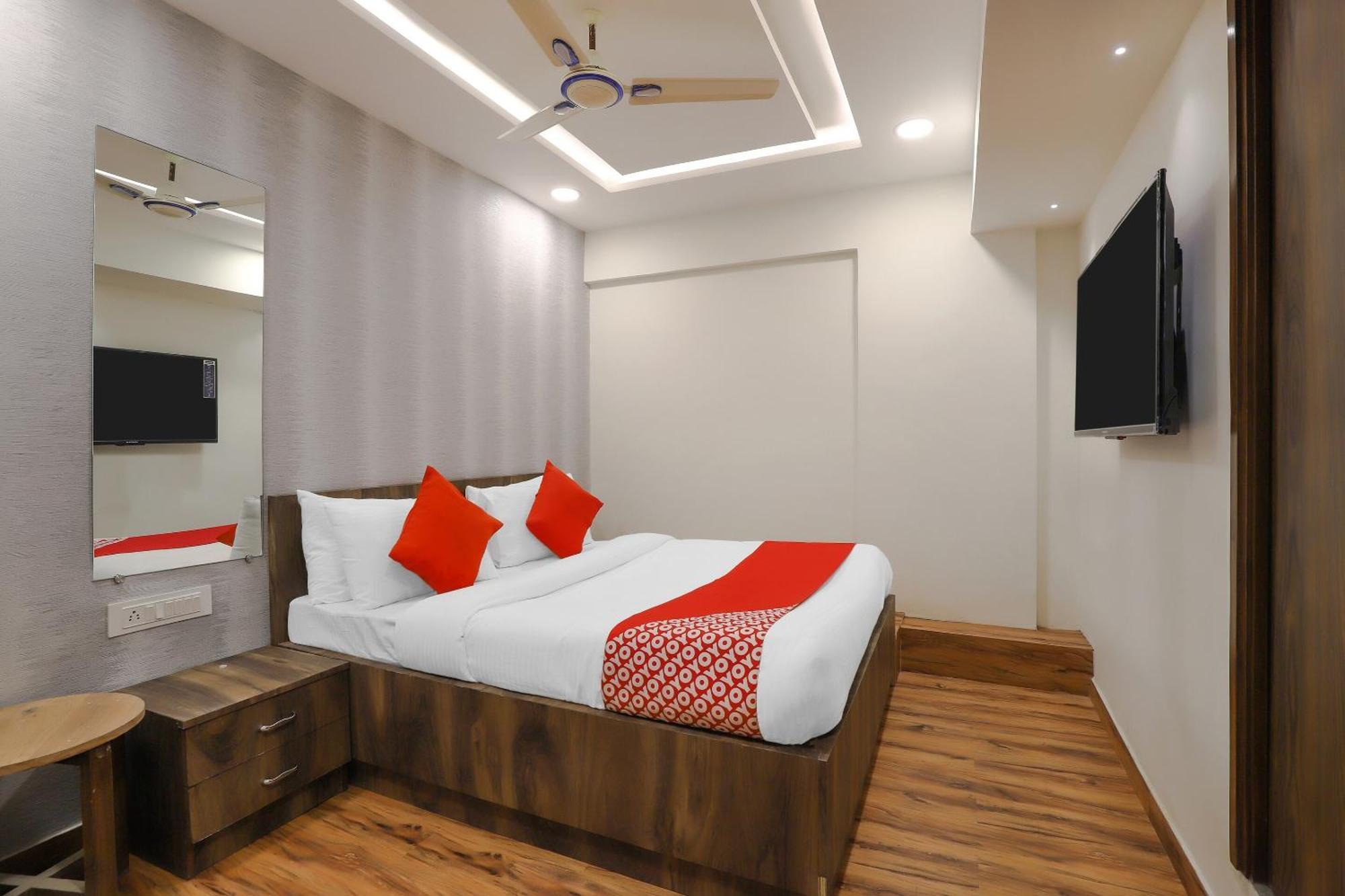 Oyo Hotel Shree Niwas 阿穆达巴 外观 照片