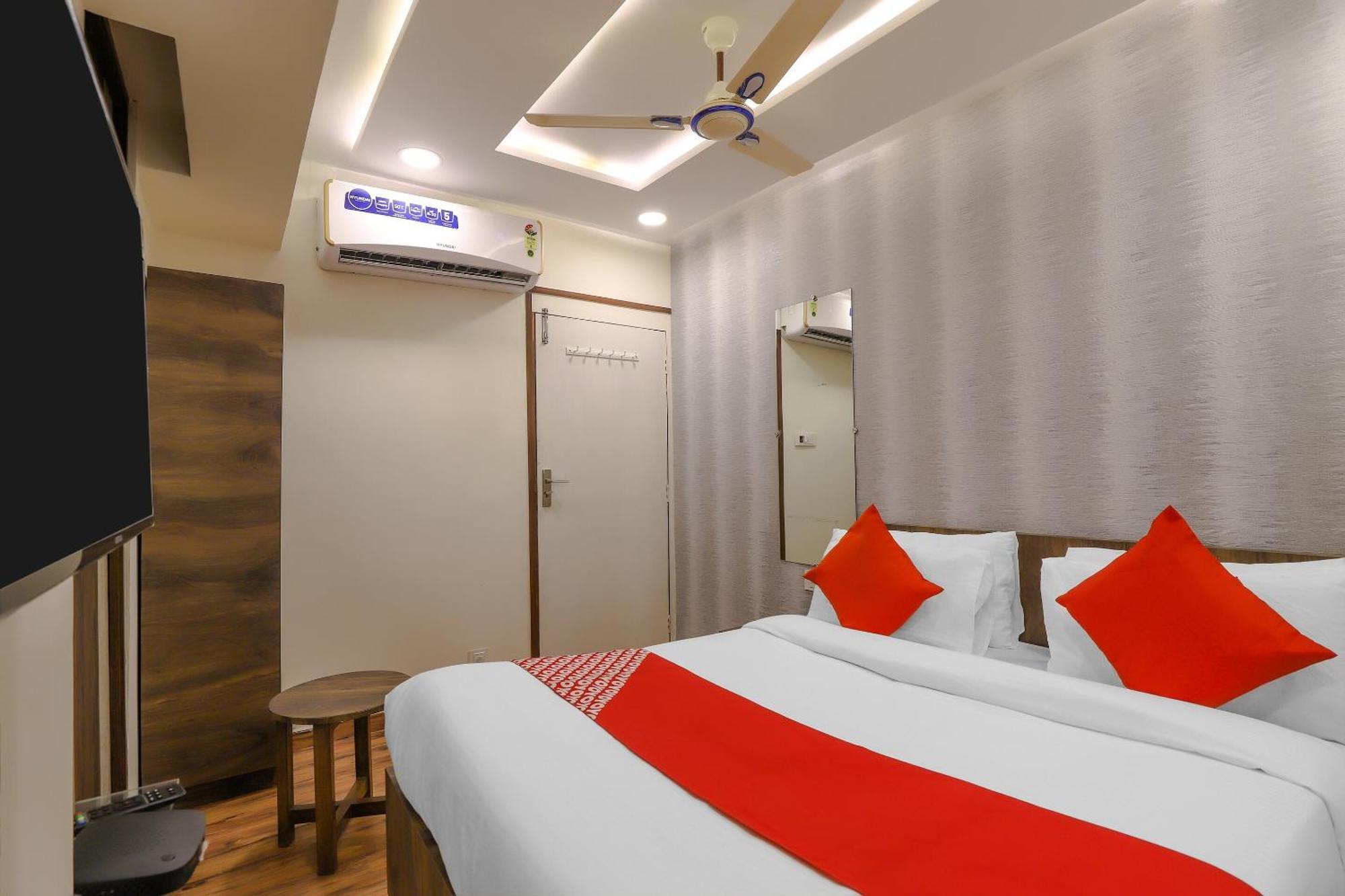 Oyo Hotel Shree Niwas 阿穆达巴 外观 照片