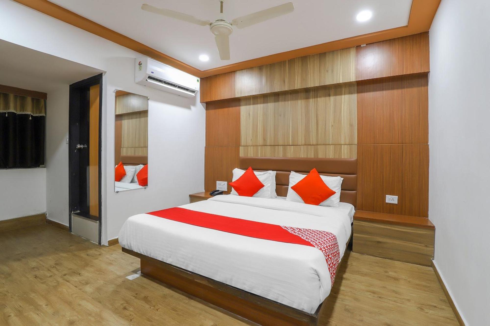 Oyo Hotel Shree Niwas 阿穆达巴 外观 照片