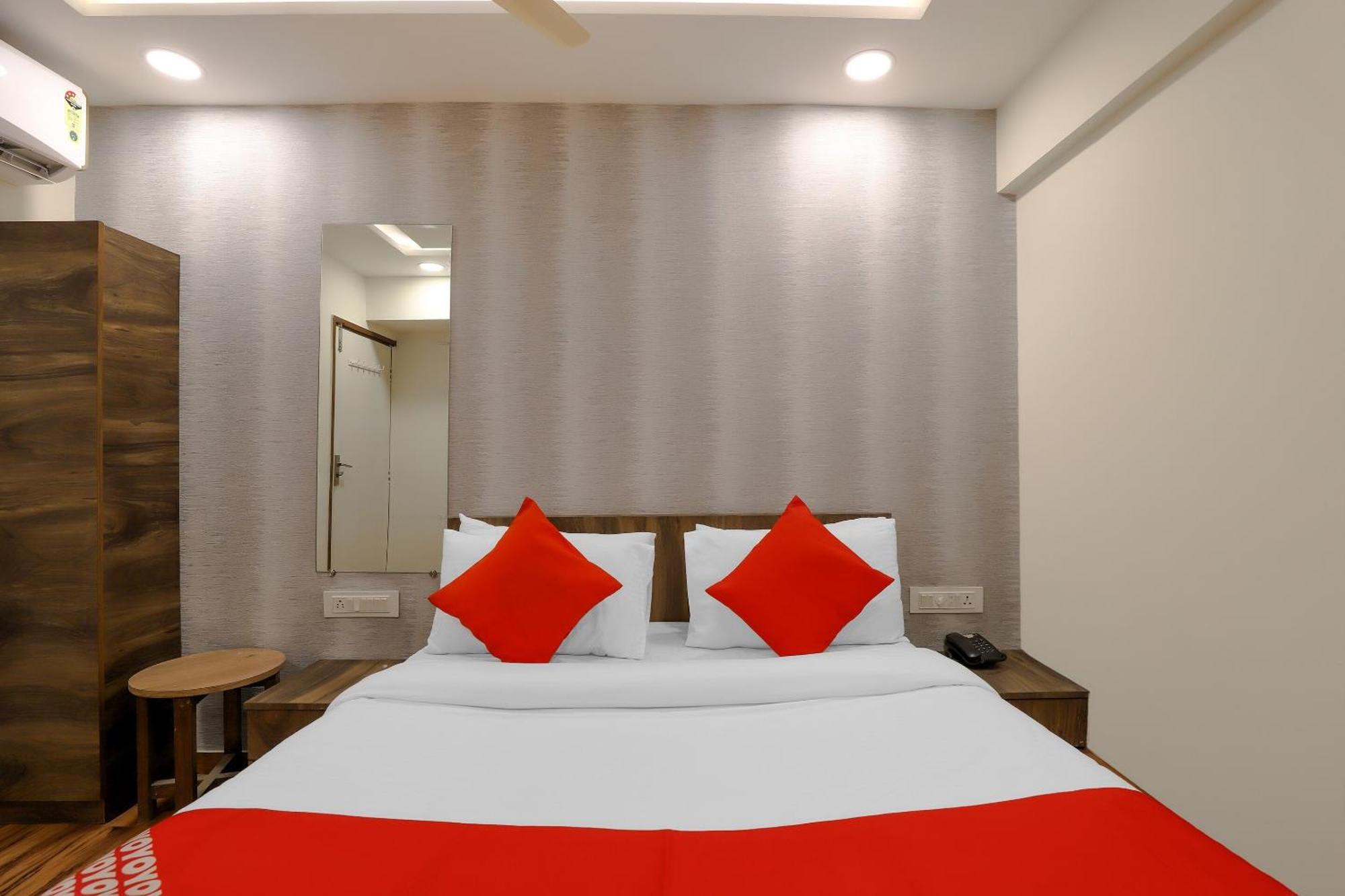 Oyo Hotel Shree Niwas 阿穆达巴 外观 照片