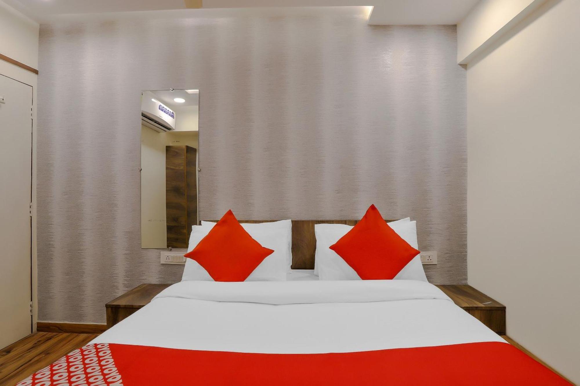 Oyo Hotel Shree Niwas 阿穆达巴 外观 照片