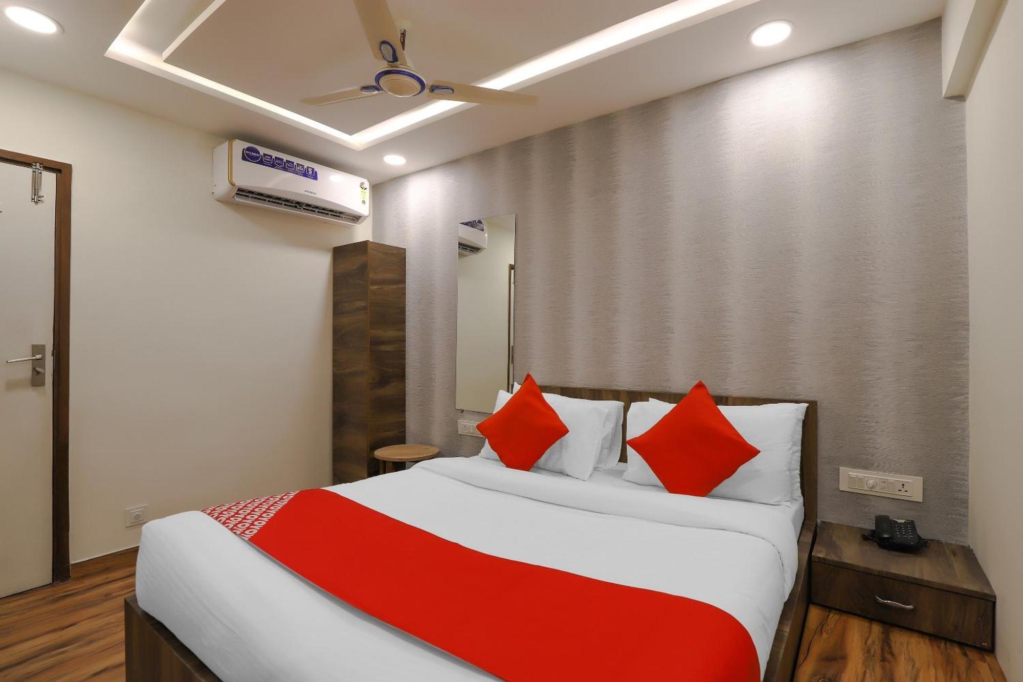 Oyo Hotel Shree Niwas 阿穆达巴 外观 照片