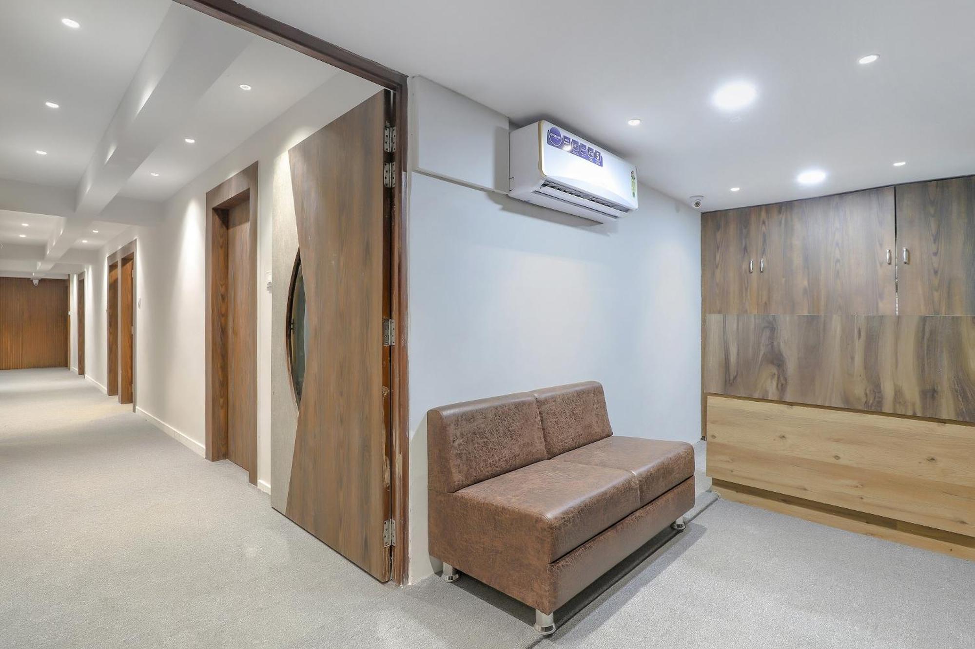 Oyo Hotel Shree Niwas 阿穆达巴 外观 照片