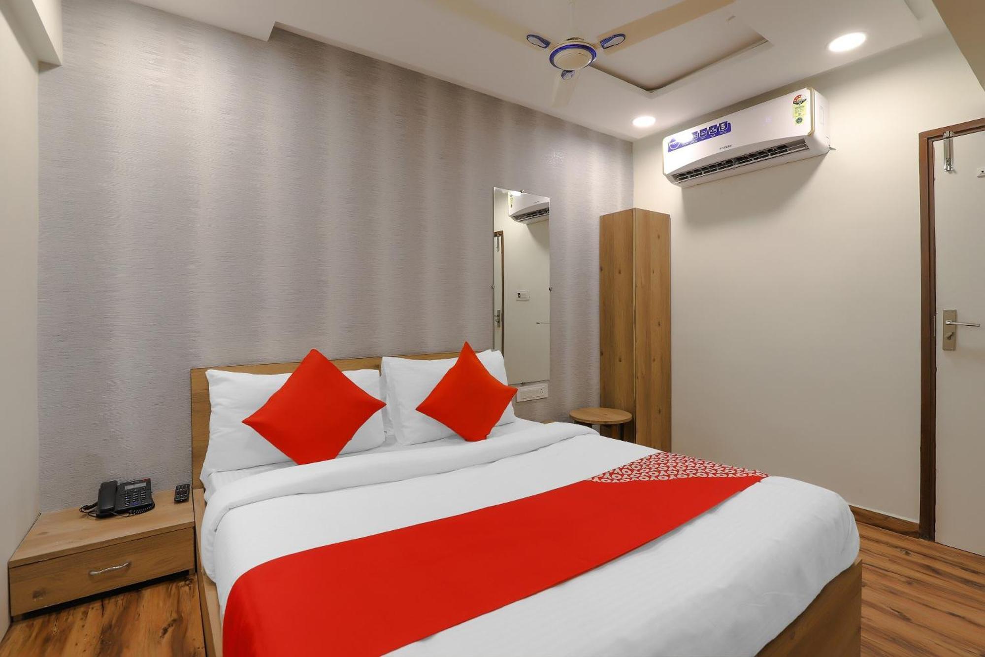 Oyo Hotel Shree Niwas 阿穆达巴 外观 照片