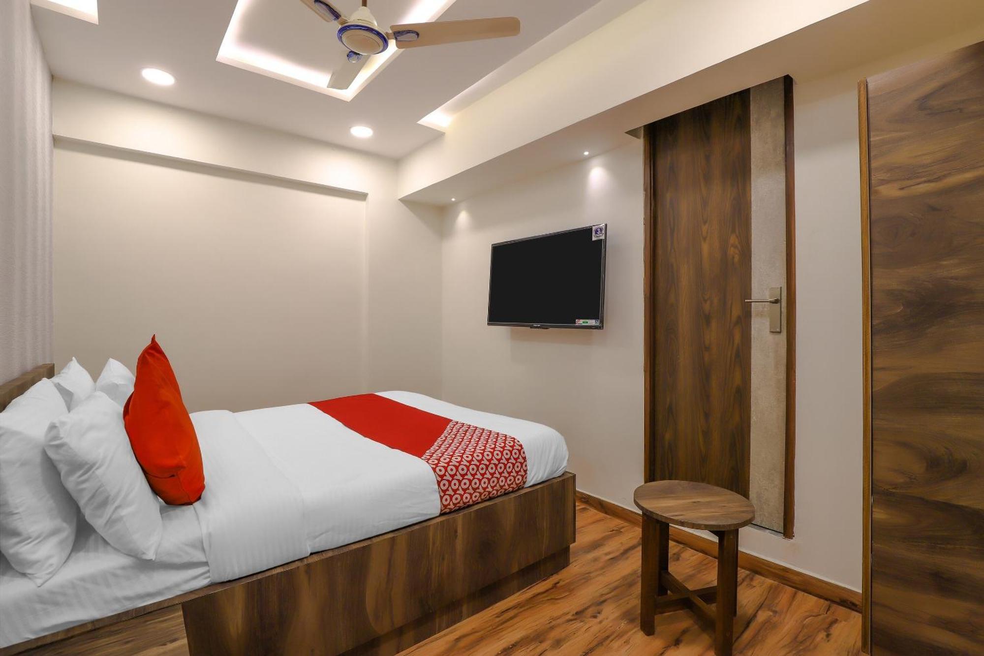 Oyo Hotel Shree Niwas 阿穆达巴 外观 照片