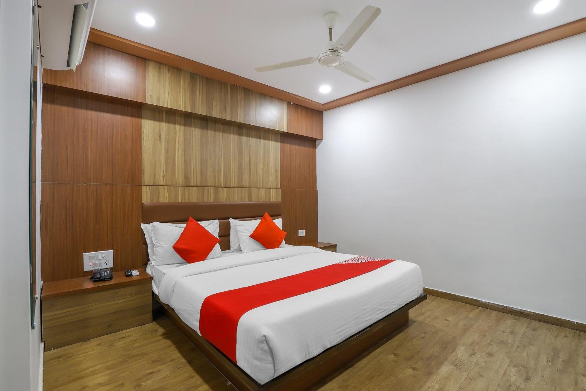 Oyo Hotel Shree Niwas 阿穆达巴 外观 照片