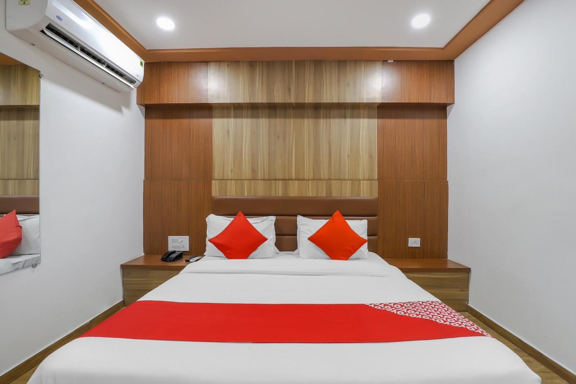 Oyo Hotel Shree Niwas 阿穆达巴 外观 照片