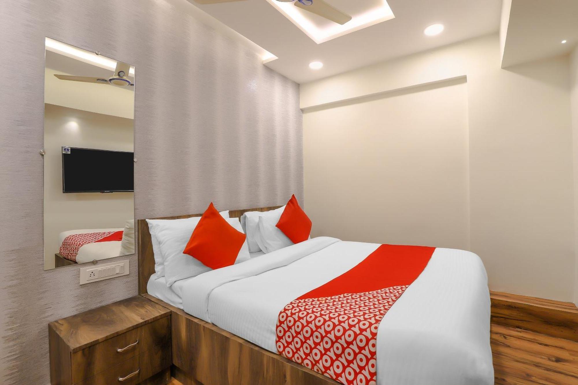Oyo Hotel Shree Niwas 阿穆达巴 外观 照片