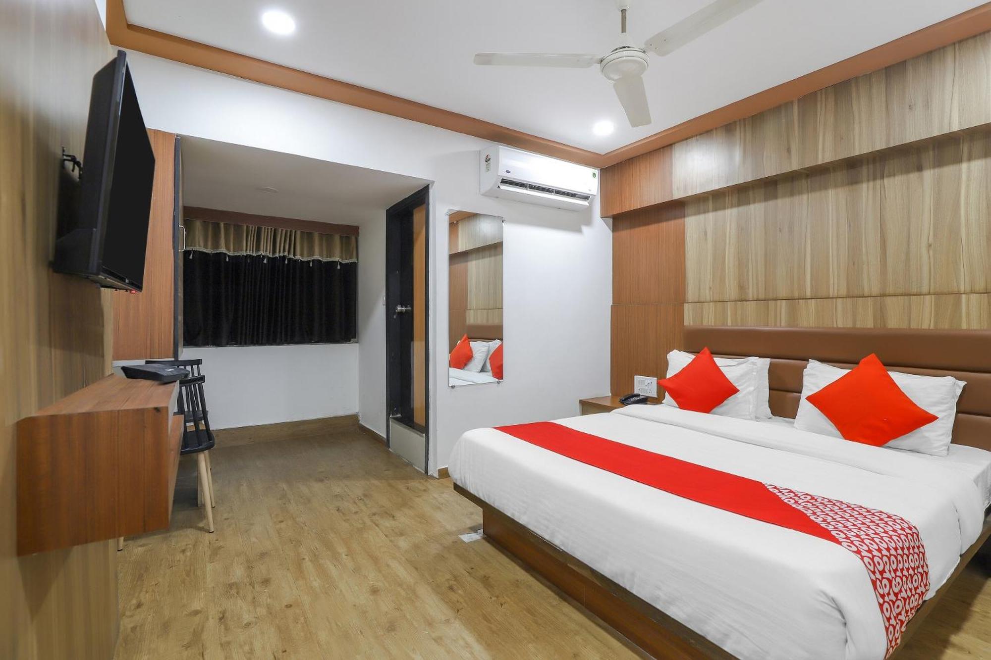 Oyo Hotel Shree Niwas 阿穆达巴 外观 照片